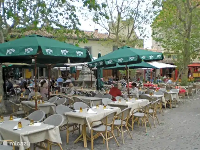 Een terrasje in de Cité van Carcassonne